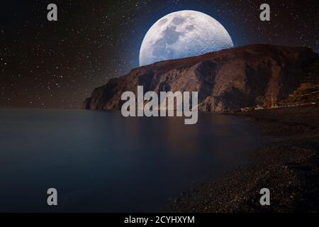 Paesaggio fantastico con una luna gigante sullo sfondo di un condimento Foto Stock