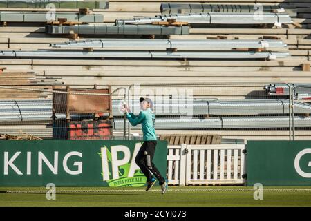 Londra, Regno Unito. 1 ottobre 2020. Rory Burns cattura e cattura di nuovo la palla per evitare di passare sopra la corda di confine e dare via sei corse come Surrey affrontare Kent in Vitality T20 Blast Quarter-Final al Kia Oval. La partita è stata disputata in uno stadio vuoto a causa delle restrizioni del Covid-19. David Rowe/Alamy Live News Foto Stock