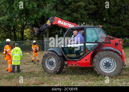 Wendover, Regno Unito. 1 ottobre 2020. Un agricoltore arriva e chiede a HS2 e agli agenti di applicazione della squadra nazionale di viction di mostrargli la mappa della zona della sua fattoria che sta per essere presa in consegna e recintata fuori da HS2. Egli solleva anche preoccupazioni circa il benessere dei badgers che vivono nel bosco. Il progetto di collegamento ferroviario ad alta velocità HS2 da Londra a Birmingham, oltre al budget, mette a rischio di danni o distruzione 108 boschi antichi, 693 siti di fauna selvatica e 33 SSSI. Credito: Maureen McLean/Alamy Foto Stock