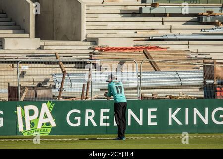 Londra, Regno Unito. 1 ottobre 2020. Rory Burns cattura e cattura di nuovo la palla per evitare di passare sopra la corda di confine e dare via sei corse come Surrey affrontare Kent in Vitality T20 Blast Quarter-Final al Kia Oval. La partita è stata disputata in uno stadio vuoto a causa delle restrizioni del Covid-19. David Rowe/Alamy Live News Foto Stock