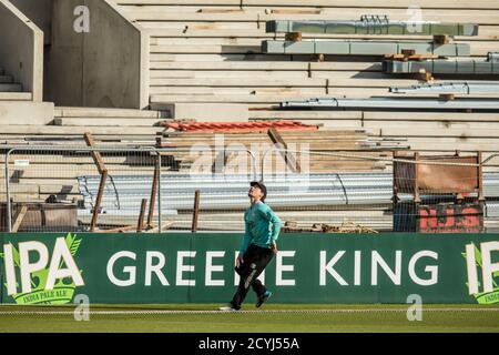 Londra, Regno Unito. 1 ottobre 2020. Rory Burns cattura e cattura di nuovo la palla per evitare di passare sopra la corda di confine e dare via sei corse come Surrey affrontare Kent in Vitality T20 Blast Quarter-Final al Kia Oval. La partita è stata disputata in uno stadio vuoto a causa delle restrizioni del Covid-19. David Rowe/Alamy Live News Foto Stock