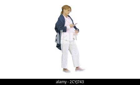 Bella donna incinta utilizzando il suo smartphone che tocca la sua pancia st Foto Stock