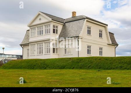 Reykjavik, Islanda - 27 agosto 2015: Casa Hofdi nel nord di Reykjavik, la capitale dell'Islanda, costruita nel 1909. Foto Stock