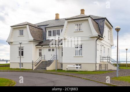 Reykjavik, Islanda - 27 agosto 2015: Casa Hofdi nel nord di Reykjavik, la capitale dell'Islanda, costruita nel 1909. Foto Stock