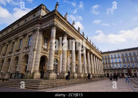 2020 02, Bordeaux, Francia. I pedoni passano davanti all'opera in piazza Comedy. Foto Stock