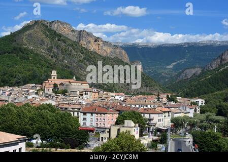 Vista aerea o ad alto angolo di Digne-les-Bains e le montagne circostanti Delle Alpi francesi inferiori Alpi Alpes-de-Haute-Provence Provenza Provenza Francia Foto Stock