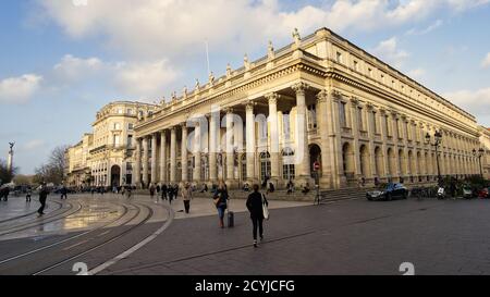 2020 02, Bordeaux, Francia. I pedoni passano davanti all'opera in piazza Comedy. Foto Stock