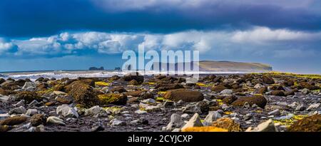 paesaggio scenico con montagne rocciose e valle, islanda Foto Stock