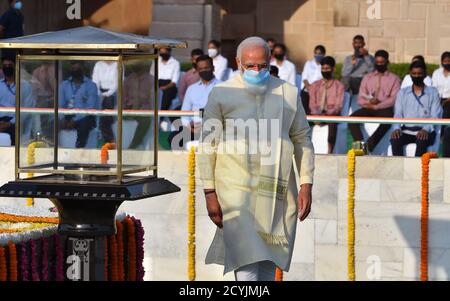 Nuova Delhi, India. 2 Ottobre 2020. Il primo ministro indiano Narendra modi arriva a pagare tributi a Rajghat, il memoriale dedicato a Mahatma Gandhi, nell'anniversario della nascita del leader dell'indipendenza a Nuova Delhi. Credit: PRASOU/Alamy Live News Foto Stock