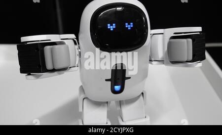 Robot moderno con un volto elettronico con occhi amorevoli del cuore. Foto Stock