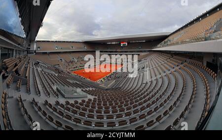 L'illustrazione dello stadio Philippe CHATRIER è stata raffigurata con un'ampia vista con il nuovo tetto aperto la sera durante il Roland Garros 2020, Grand Slam tenn Foto Stock