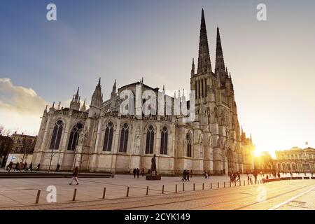 Vista della Cattedrale di Saint-André da Place Pey-Berland a Bordeaux al tramonto, Francia Foto Stock
