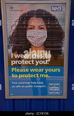 Poster su una stazione della metropolitana di Londra, con indicazioni per mantenere una distanza sociale sicura a causa della pandemia di Coronavirus / Covid-19 a Londra, Englan Foto Stock