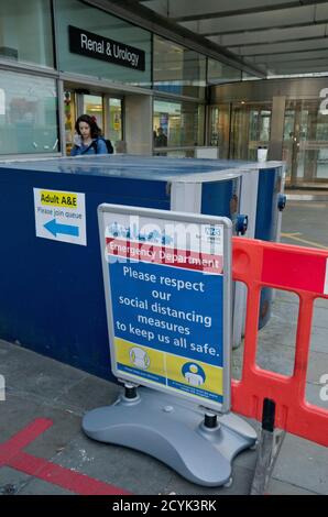 Cartelli che consigliano ai visitatori di rimanere lontani o di stare al sicuro Distanza sociale dovuta a Coronavirus / Covid-19 pandemia a Ospedale a Londra, Inghilterra, Regno Unito Foto Stock