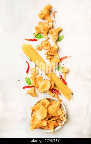 Ingredienti per la preparazione di pasta italiana con finferli di funghi in salsa cremosa, concetto di cucina, fondo alimentare, vista dall'alto Foto Stock