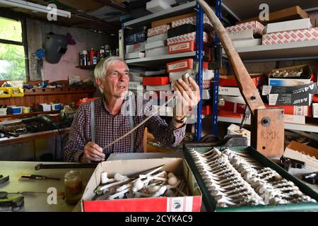 Rex Key continua la tradizione della produzione di pipe di tabacco di argilla, una delle sole due persone nel paese che esegue questa antica imbarcazione. Vive a Broseley nello Shropshire, un villaggio che produce tubi di argilla per quasi 400 anni. Ora 74 anni, Rex spera di andare in pensione, ma ancora soddisfa gli ordini di tubi da società cinematografiche e teatrali, centri di artigianato e re-enactor della Guerra civile. "Fornisco centinaia di tubi alle casette Masonic e Buffalo e anche per cerimonie di "leet di corte" dove i signori del maniero danno al personale e agli inquilini un tubo di argilla come lui carr Foto Stock