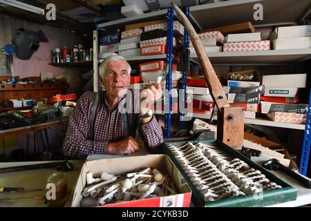 Rex Key continua la tradizione della produzione di pipe di tabacco di argilla, una delle sole due persone nel paese che esegue questa antica imbarcazione. Vive a Broseley nello Shropshire, un villaggio che produce tubi di argilla per quasi 400 anni. Ora 74 anni, Rex spera di andare in pensione, ma ancora soddisfa gli ordini di tubi da società cinematografiche e teatrali, centri di artigianato e re-enactor della Guerra civile. "Fornisco centinaia di tubi alle casette Masonic e Buffalo e anche per cerimonie di "leet di corte" dove i signori del maniero danno al personale e agli inquilini un tubo di argilla come lui carr Foto Stock