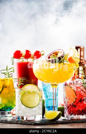 Selezione di cocktail alcolici estivi, bevande alcoliche e rinfrescanti popolari Foto Stock