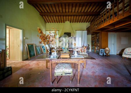 sala da pranzo con tavolo e sedie in legno in casa abbandonata Foto Stock