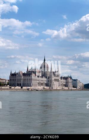 Vista esterna dell'edificio del Parlamento ungherese, o Assemblea Nazionale, sulla riva del Danubio a Budapest, Ungheria Foto Stock