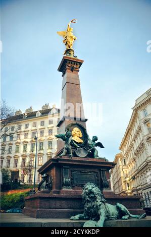 Wien, Austria - Angelo d'oro con corona d'alloro sul monumento di Liebenberg situato di fronte all'Università di Vienna Foto Stock