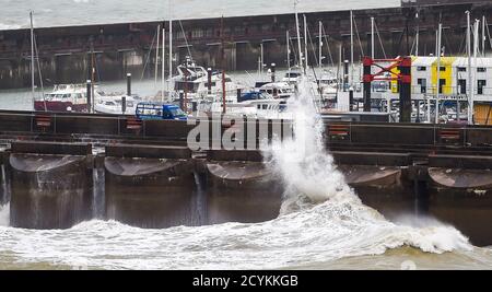 Brighton UK 2 ottobre 2020 - UN furgone fa un viaggio precario intorno Brighton Marina porto braccio come Storm Alex spazza attraverso la Gran Bretagna portando forti venti e pioggia soprattutto nelle zone meridionali: Credit Simon Dack / Alamy Live News Foto Stock