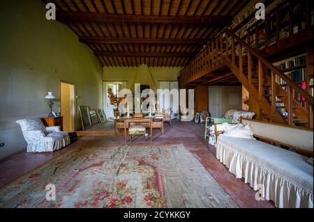 sala da pranzo con tavolo e sedie in legno in casa abbandonata Foto Stock