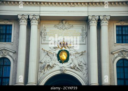 Vienna, Austria - il Palazzo Hofburg a Vienna, antico palazzo imperiale barocco, porta d'ingresso da Michealerplat.deatils Foto Stock