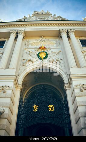 Vienna, Austria - il Palazzo Hofburg a Vienna, antico palazzo imperiale barocco, porta d'ingresso da Michealerplat. Dettagli Foto Stock