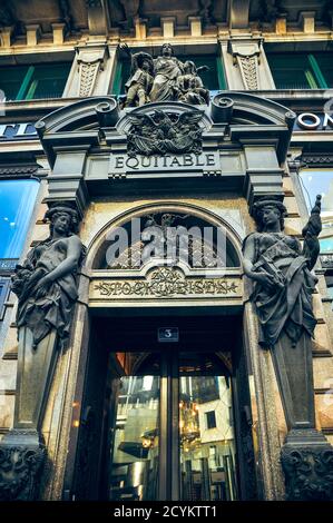 Vienna, Austria - 15 dicembre 2014: Il Palais Equitable si trova nel centro di Vienna. Ingresso con le statue. Dettaglio dell'ingresso Foto Stock