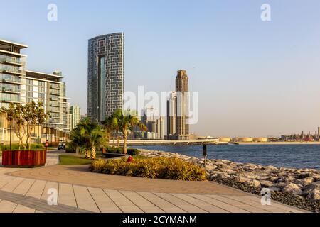 Dubai, Emirati Arabi Uniti, 06/09/20. Promenade e Dubai città vista da Bluewaters Island con il nuovo indirizzo Residences Jumeirah Resort + Spa grattacieli di lusso Foto Stock