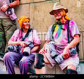 Barsana, India - 23 Febbraio 2018 - i turisti con telecamere protette da custodie subacquee durante Holi festival Foto Stock