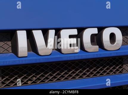 GALATI, ROMANIA - 28 SETTEMBRE 2015. Iveco Sign davanti a un camion. Iveco è un'azienda italiana produttrice di veicoli industriali Foto Stock