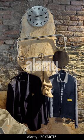 cappello vecchio postino e vestito nel museo di (Miniere di Rosas) miniere Sardegna Italia Foto Stock