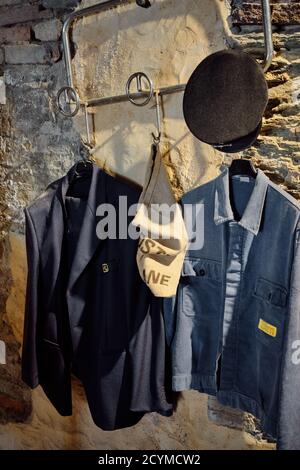 cappello vecchio postino e vestito nel museo di (Miniere di Rosas) miniere Sardegna Italia Foto Stock