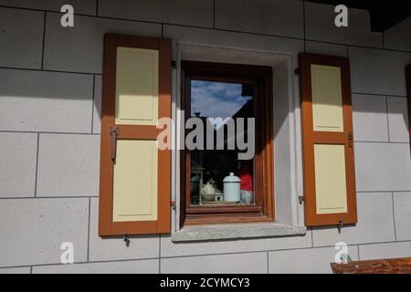 Tipica casa di montagna facciata a Gressoney-Saint-Jean, Valle d'Aosta, Italia. Foto Stock