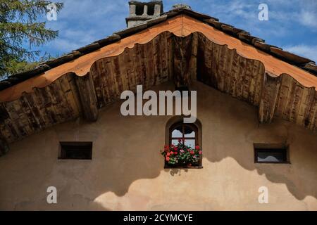 Tipica casa di montagna facciata a Gressoney-Saint-Jean, Valle d'Aosta, Italia. Foto Stock