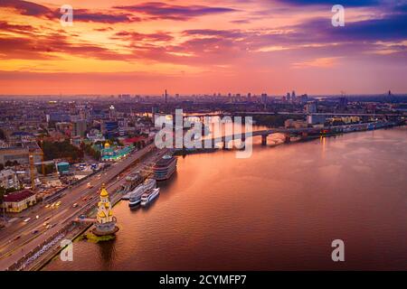 Drammatico tramonto colorato su Dnipro river a Kiev, Ucraina, sullo sfondo di viaggio Foto Stock