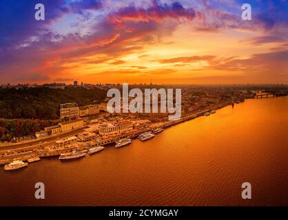 Drammatico tramonto colorato su Dnipro river a Kiev, Ucraina, sullo sfondo di viaggio Foto Stock