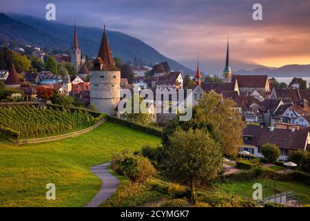 Zug, Svizzera. Immagine del paesaggio urbano di Zug al bellissimo tramonto autunnale. Foto Stock