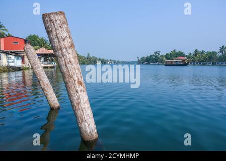 Aleppey case boats vela nelle acque posteriori di Alappuzha, Kuttanad Kerala India. Foto Stock
