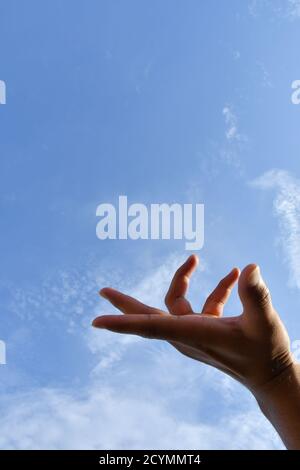 Man mano posizione, cercare di toccare il cielo Foto Stock