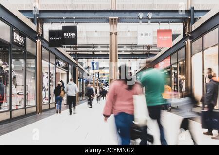 Gli amanti dello shopping al centro commerciale outlet Swindon's Designer, Foto Stock