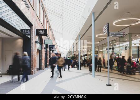 Gli amanti dello shopping al centro commerciale outlet Swindon's Designer, Foto Stock