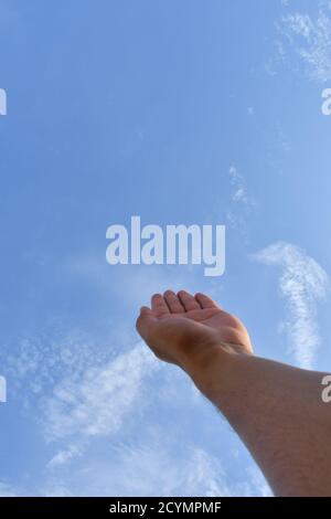 Man mano posizione, cercare di toccare il cielo Foto Stock