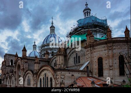 Le cupole della nuova Cattedrale di Cuenca in Ecuador sotto lavori di rinnovo Foto Stock