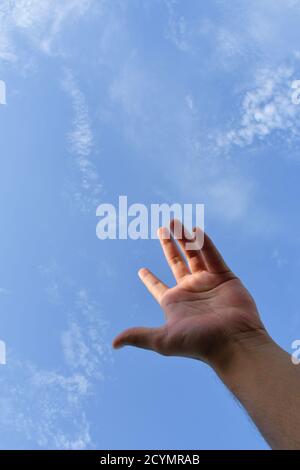 Man mano posizione, cercare di toccare il cielo Foto Stock