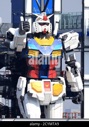 Yokohama, Giappone. 2 Ott 2020. Un robot di 18 metri di altezza Gundam si trova in un verruca a Yokohama, nella periferia di Tokyo, il 2 ottobre 2020. Il Gundam in scala completa, nato da un'animazione televisiva, può spostare un totale di 24 giunti e sarà aperto al pubblico a dicembre. Credit: Yoshio Tsunoda/AFLO/Alamy Live News Foto Stock