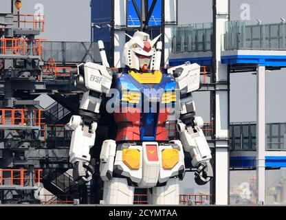 Yokohama, Giappone. 2 Ott 2020. Un robot di 18 metri di altezza Gundam si trova in un verruca a Yokohama, nella periferia di Tokyo, il 2 ottobre 2020. Il Gundam in scala completa, nato da un'animazione televisiva, può spostare un totale di 24 giunti e sarà aperto al pubblico a dicembre. Credit: Yoshio Tsunoda/AFLO/Alamy Live News Foto Stock