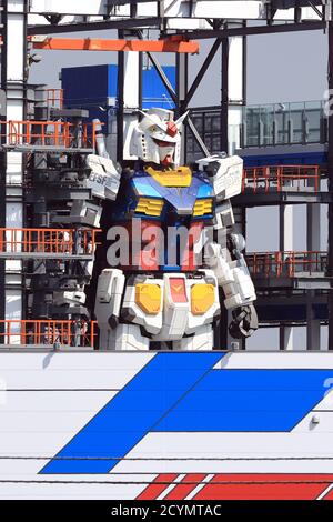 Yokohama, Giappone. 2 Ott 2020. Un robot di 18 metri di altezza Gundam si trova in un verruca a Yokohama, nella periferia di Tokyo, il 2 ottobre 2020. Il Gundam in scala completa, nato da un'animazione televisiva, può spostare un totale di 24 giunti e sarà aperto al pubblico a dicembre. Credit: Yoshio Tsunoda/AFLO/Alamy Live News Foto Stock